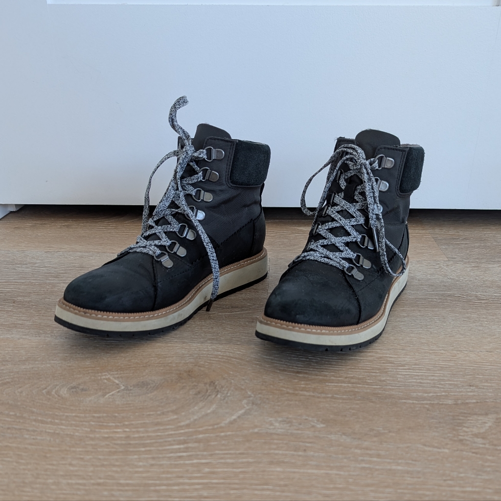 Toms Mesa Waterproof Black Leather/Techy Nylon Size 7